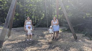 Maria Grabiniok (rechts) sucht mit ihren beiden Kindern und ihrer Nichte Abkühlung im Käfertaler Wald.