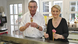 Mit traditionellen Spachteln portionieren Kurt und Karin Oberfeld in ihrer Lampertheimer Eisdiele das Eis.