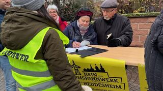 Bei der Demo gegen das Umspannwerk Mannheim-Ost in Heddesheim wurden am 15. Dezember Unterschriften gesammelt.