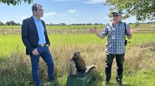 Biberbeauftragter Ulrich Weinhold (r.) erklärt Staatssekretär Andre Baumann, wie Biber leben. Zu Anschauungszwecken wird ein präparierter Biber gezeigt.