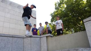 Luca Maric springt beim Kurs Parkour auf dem Toulon-Platz.