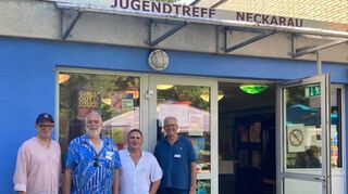 Stadtrat Bernhard Boll (SPD), Mitglied im Förderverein, mit Rudi Strunk, Hagen Grundmann und Martin Sikora, Vorstandsmitglieder des Fördervereins (v.l.) vor dem Eingang im August-Bebel-Park.