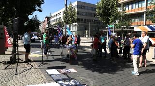 Roland Schuster (l., am Mikrofon) und Klaus Waiditschka (grünes Hemd) sprachen bei der Mahnwache des Mannheimer Friedensbündnisses.