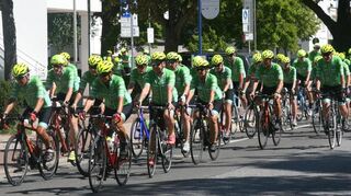 Die Radlerinnen und Radler fahren bei der Tour der Hoffnung in die Lampertheimer Innenstadt ein.