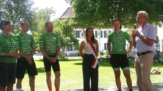 Lampertheims Bürgermeister Gottfried Störmer und Spargelkönigin Nadine III. begrüßen auf der Bühne Kanutin Nicole Reinhardt (von rechts), Schauspieler Johann von Bülow, Fußballer Sebastian Rode und die ehemalige Eiskunstläuferin und Moderatorin Marina Kiehlmann.