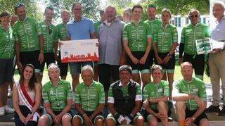 Die Lampertheimer Volksbühne übergibt ihren Spendenscheck.