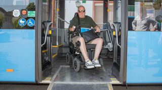 Die neuen Busse, die ab Mitte August durch Lampertheim fahren, sind auch für Rollstuhlfahrer geeignet. Das hat Jochen Halbauer, Vorsitzender des Behindertenbeirats, bereits ausprobiert.