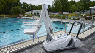 Mit diesem Lifter können gehbehinderte Personen in die Schwimmerbecken im Lampertheimer Hallen- oder Freibad gehoben werden.