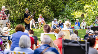 Bei den Speyerer Picknickkonzerten unterhält Anett Kuhr die zahlreichen Besucher im Adenauerpark.