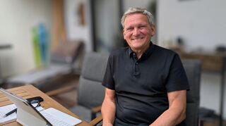 Das Sommerinterview mit Ernst Peters findet auf seiner Gartenterrasse statt.