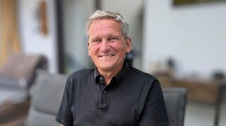 Das Sommerinterview mit Ernst Peters findet auf seiner Gartenterrasse statt.