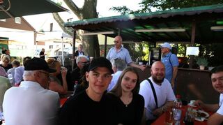 Den Gästen, wie hier den Mitarbeitern der Firma Panté, schmeckte das Mittagessen. Im Hintergrund Siedlerchef Harald Klatschinsky (kariertes Hemd).