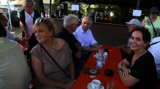 In Gesprächen vertieft. Stadträtin Andrea Safferling (v.l.), Wolfgang Katzmarek, Bürgermeister Thorsten Riehle und Stadträtin Samantha Höß.