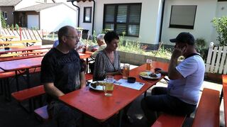 Thorsten (v.l.) und Sylvia Mischke und Heiko Droll lassen sich das Mittagessen munden.