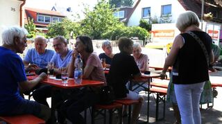 Die Gäste feiern in gemütlicher Runde.