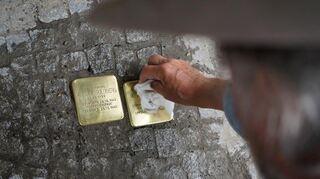 Goldglänzende Stolpersteine sollen an die Opfer der Nazis erinnern. Hinter der Idee steckt der Künstler Gunter Demnig, der im April in Bürstadt erwartet wird.