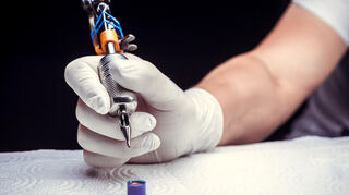 Die Veranstalter des Electric-Horizon-Festivals in Plankstadt beenden die Zusammenarbeit mit einem Tattoo-Studio aus Ketsch. Auf dem Symbolbild ist eine Tatöwiernadel zu sehen.