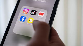 Social-Media-Plattformen wie Tiktok oder Instagram sollten nach Ansicht des Grünen-Politikers Cem Özdemir für Kinder und Jugendliche unter 16 Jahren verboten werden.