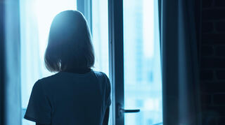 Frau am Fenster.
