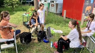Bevor es wieder ans Werk geht, gibt es eine Besprechung – und eine kleine Erfrischungslimo.
