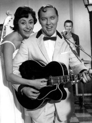 Der amerikanische Rock 'n Roll Musiker Bill Haley und Schlager-Legende Caterina Valente 1958 während der Dreharbeiten zu dem Film "Hier bin ich - hier bleibe ich" in Berlin. Caterina Valente wohnte auch in Mannheim und in Oberflockenbach - unser „Erkennen Sie Mannheim“-Leser traf sie als Kind vor ihrer Wohnung.