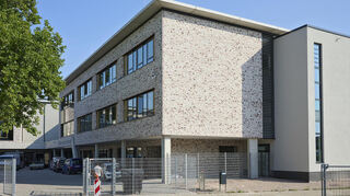 Der Neubau der Bürstädter Schillerschule ist bezugsfertig. Pünktlich zum Schulstart können die Kinder einziehen.