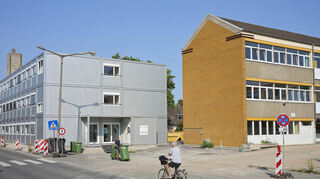 Das Containergebäude (links) verschwindet in den nächsten Wochen, am heutigen Mittwoch soll der Rückbau beginnen, kündigt der Kreis Bergstraße an.