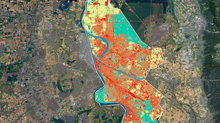 Satellitenbild der Stadt Mannheim: Rot markiert, sind die versiegelten Flächen.