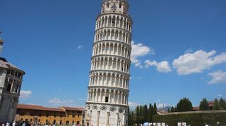 Der Turm des Doms von Pisa, wie er sich seit Jahrhunderten präsentiert: mehr oder weniger schief, derzeit mit einer Neigung von 3,97 Grad.