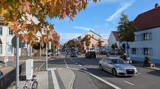 Die Schlossstraße in Ilvesheim. Sie ist Teil der Ortsdurchfahrt in Ilvesheim und wird sich in Zukunft erheblich verändern. Grund dafür ist die gerade im Bau befindliche Umfahrung (L 597 mit Neckarbrücke).