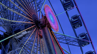Abends ein echter Hingucker: das beleuchtete, rund 70 Meter hohe Riesenrad am Alten Meßplatz in Mannheim.
