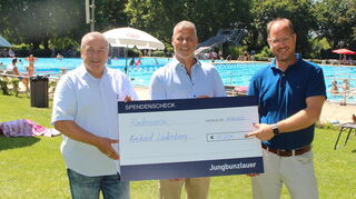 Große Freude angesichts der 10.000 Euro Spende des Unternehmens Jungbunzlauer für die Sanierung des Ladenburger Freibads. Links: Walter Dehnel, Vorsitzender der Freibadförderer, in der Mitte Vincent van Buren von Junbunzlauer, rechts Jochen Quintel, Zweiter Vorsitzender des Freibadvereins.