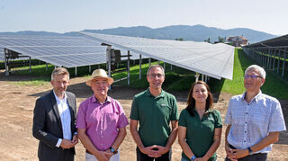 Investor Jürgen Herbert (2.v.l.) mit Bürgermeister Stefan Schmutz (l.) sowie Ralf Stier und Projektleiterin Isabella Henssen von ingenia projects und Landrat-Stellvertreter Stefan Hildebrandt (r.).