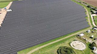 Der Solarpark Ladenburg in Neuzeilsheim von einer Drohne aus fotografiert. Rechts die Bahnstrecke zwischen Mannheim-Friedrichsfeld und Frankfurt.