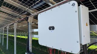 Einer von 17 Wechselrichtern unter den mehr als 1000 Modulen im Solarpark von Jürgen Herbert in Ladenburg-Neuzeilsheim.