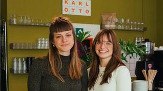 Julia Hornik und Lisa Kristin Sander wollen auch am Wochenende eine Wohlfühlatmosphäre im Karl Otto.
