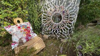 Geflochtene Möbelstücke, Kissen mit aufgenähten Schmuckelementen und Makramee gehören zu den Elementen des modernen Boho-Stils.