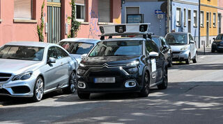 Das Scan-Auto bei den Kartierungsfahrten in der Dammstraße im Mannheimer Stadtteil Neckarstadt.