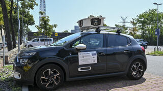 Nicht nur am Aufbau auf dem Dach ist das Mannheimer Scan-Fahrzeug gut erkennbar. Ein Schild auf beiden Seiten macht auf das Pilotprojekt des Landesverkehrsministeriums aufmerksam.