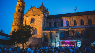 Tolle Festivalkulisse: der Schlossplatz am Wormser Dom.