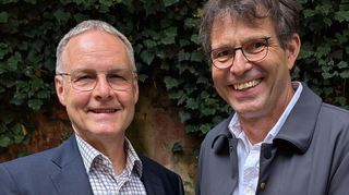 Holger Grimm (r.) übernimmt von Wolfgang Walter die Präsidentschaft des Lions Clubs Speyer und übergibt dem scheidenden Präsidenten eine von ihm gefertigte Steintafel zur Erinnerung.