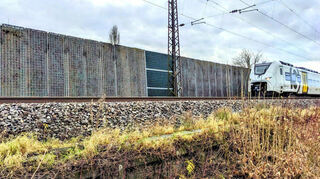 Die Bürgerinitiative für Photovoltaik in Ladenburg (Bipla) hofft, dass sich die Lärmschutzwand entlang der Bahnlinie Richtung Weinheim als geeignet für eine Freiflächenanlage erweist. Doch deren Realisierung ist aktuell mehr denn je ungewiss.