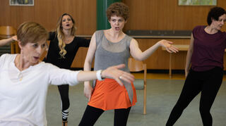 Ensembleprobe in Capitol-Nähe: Choreografin Doris Marlis (von links), Felicitas Hadzik, Jennifer Siemann und Tina Podstawa im Gemeindezentrum St. Nikolaus in der Mannheimer Waldhofstraße.
