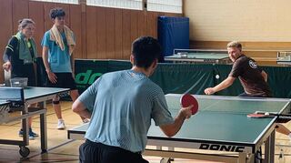 Philipp Floritz (r.) spielt nicht nur Tischtennis, er lebt den Sport. Diese Leidenschaft zeigte er auch in Wallstadt.