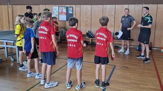 Die Nachwuchsspieler aus Wallstadt und Feudenheim hörten genau hin: Philipp Floritz (Zweiter von rechts) weiß, worauf es ankommt.