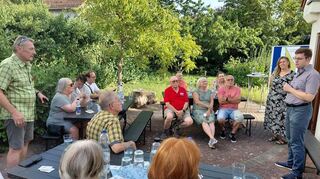 Die Lampertheimer SPD besuchte bei ihrer Sommertour die Gemeinwesenarbeit der Diakonie Bergstraße. Dort berichtete Kerstin Biehal (2. v. r.) über aktuelle Entwicklungen.
