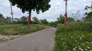 Der Beginn der Radwegs von Ilvesheim nach Ladenburg. Ein Problem ist der schlechte Zustand und die Tatsache, dass die Verbindung bei Hochwasser häufig nicht nutzbar ist.