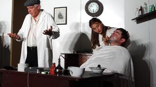 Die Premiere des Stückes „Dess schafft nid emol die Faijaweaa“: Stefan Weis (l.), Christoph Oberfeld wird rasiert, Lehrmädchen Katrin Justen.