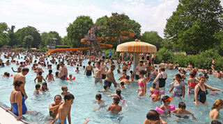 Mannheims größtes Freibad im Herzogenried (hier ein Archivbild). Derzeit entsteht daneben ein Hallenbadkomplex, mit dem es ab nächsten Sommer zum Kombibad werden soll.