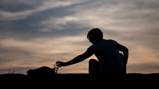 Ein regelmäßiger Griff zum Glas kann der schleichende Beginn von Alkoholismus sein (Symbolbild).